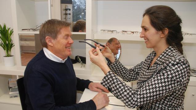 Inga Ehler bei der Eröffnung ihres Fachgeschäfts bei der Anpassung einer Brille mit einem Kunden